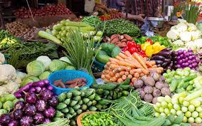 Thực phẩm tươi sống và rau xanh giảm giá bán 